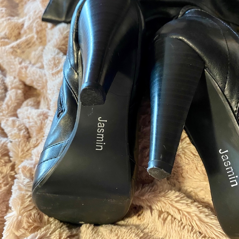Boots - Picture 3 of 4